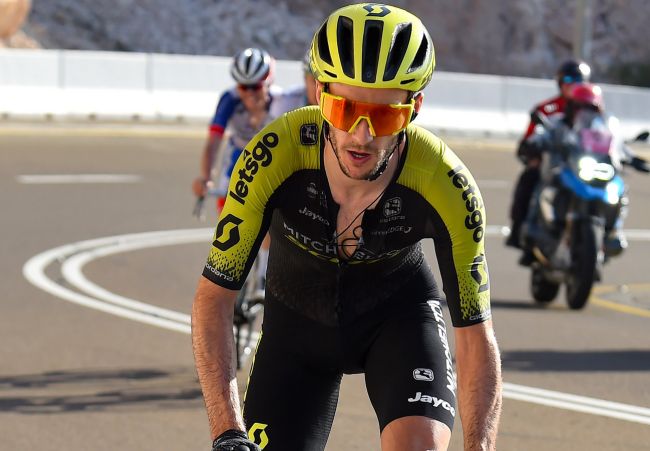 Adam Yates lascia la compagnia degli avversari risalendo la Jebel Hafeet (foto Bettini)