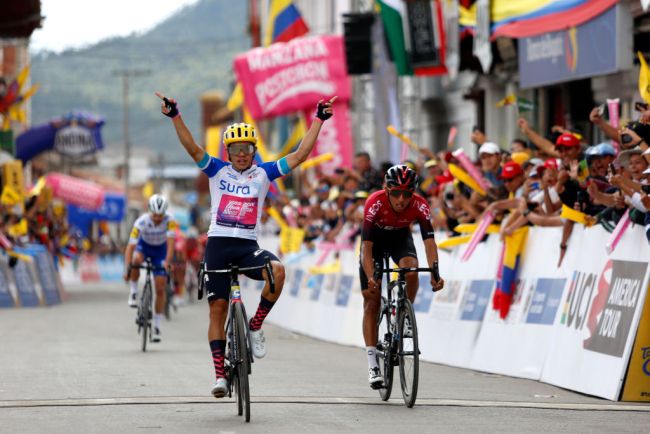 Sergio Higuita si impone nella battagliata tappa con arrivo a Santa Rosa de Viterbo (Getty Images Sport)