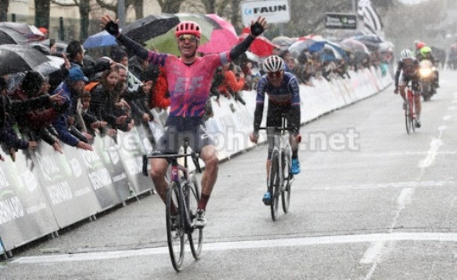 La vittoria di Simon Clarke nella corsa francese (foto Bettini)