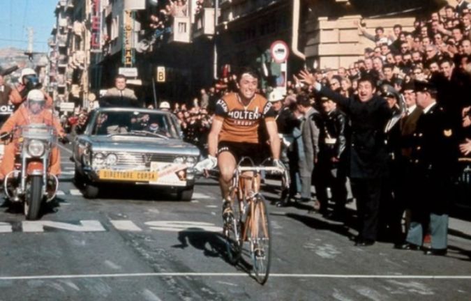 Michele Dancelli taglia vittorioso il traguardo di Via Roma alla Milano-Sanremo del 1970