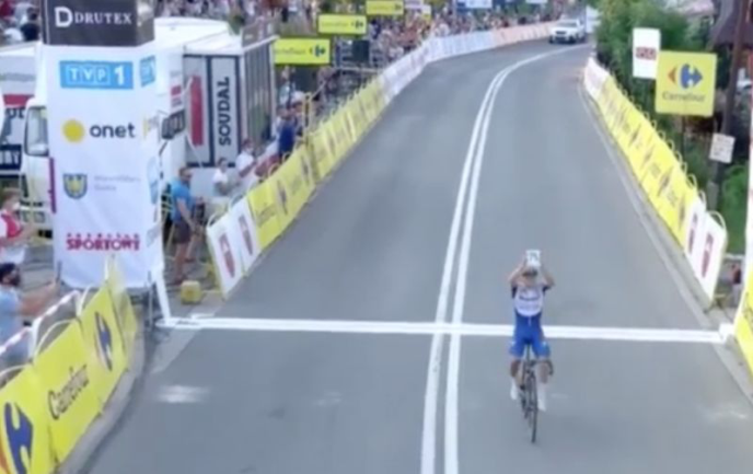 Successo con dedica a Jakobsen per Evenepoel al Giro di Polonia