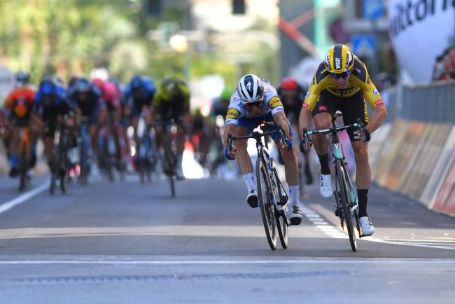 Wout Van Aert batte Alaphilippe alla Milano-Sanremo 2020 (Getty Images)