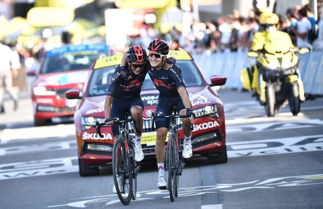 Kwiatkowski e Carapaz si abbracciano sul traguardo dellultima tappa di montagna del Tour 2020 (Getty Images Sport)