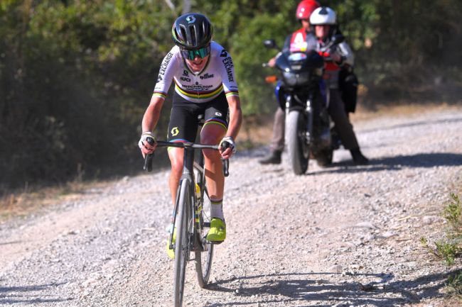 La Van Vleuten allattacco sulla salita sterrata di Seggiano (Getty Images)