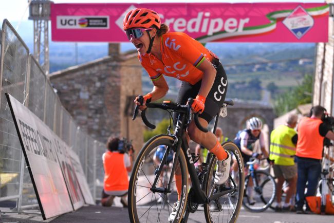 Marianne Vos stremata dopo aver tagliato il ripido traguardo di Assisi (Getty Images)