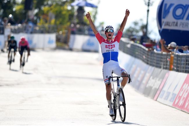 Van der Poel vince sul traguardo di Loreto (Getty Images)