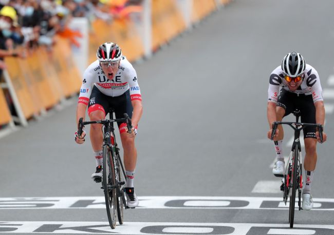 Pogačar si impone nellultima tappa pirenaica sullo stesso traguardo che due anni aveva visto vincitore il suo connazionale Roglič, oggi terzo e nuova maglia gialla (Getty Images Sport)