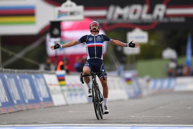 Julian Alaphilippe si impone nel mondiale e riporta in Francia la maglia iridata (Getty Images)