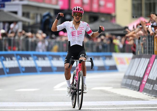 Carapaz vince ai piedi della spettacolare Pietra di Bismantova (foto Dario Belingheri/Getty Images)