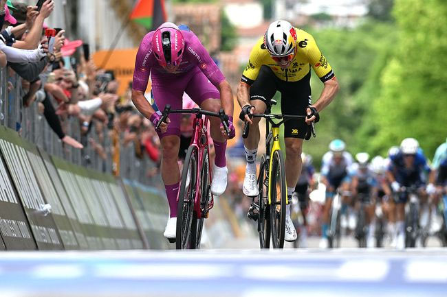 Pedersen e Van Aert impegnati nello sprint in cima alla ripida rampa del Monte Berico (foto Dario Belingheri/Getty Images)