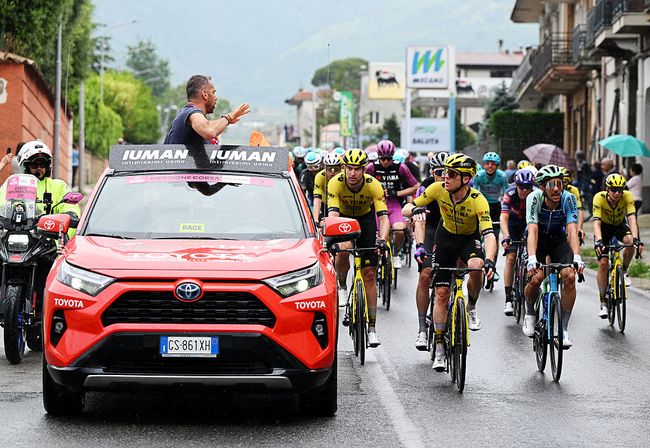 Il conciliabolo tra corridori e organizzatori dopo la caduta che portato alla neutralizzazione della tappa di Napoli (foto Dario Belingheri/Getty Images)
