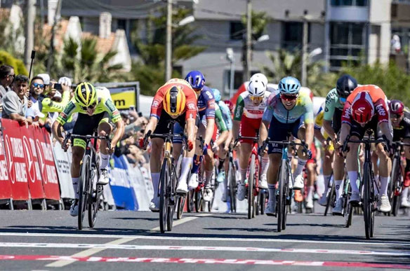 Elia Viviani torna alla vittoria sulle strade del Giro di Turchia (www.habererk.com)