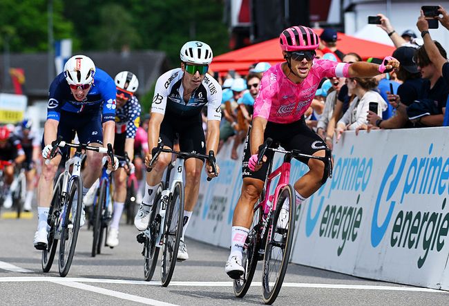 Vincenzo Albanese vince la seconda tappa del Giro di Svizzera (foto Tim de Waele / Getty Images)