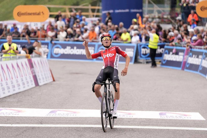 Jarno Widar vince al Passo del Maniva la prima tappa di montagna del Giro Next Gen 2025 (foto La Presse)