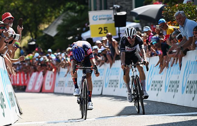 Il britannico Onley precede il vincitore di ieri Almeida nel tappone del Giro di Svizzera 2025 (Getty Images)