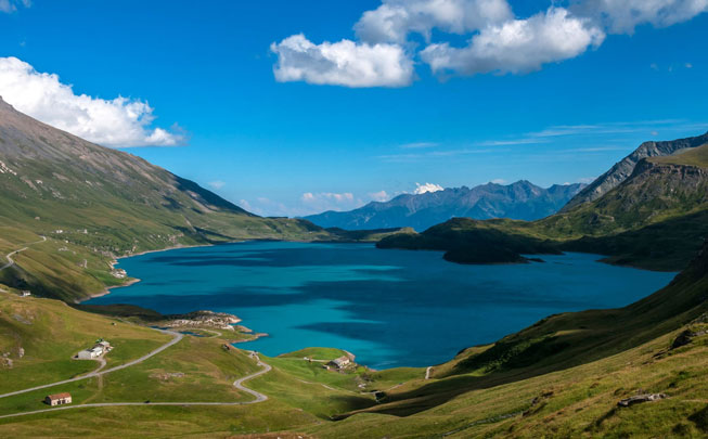 Il lac du Mont-Cenis sulle cui sponde terminerà ledizione 2025 del Delfinato (www.savoie-mont-blanc.com)