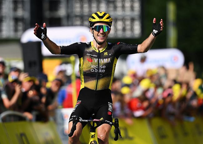 Simon Yates vince la prima tappa di montagna del Tour 2025 (foto Dario Belingheri/Getty Images)