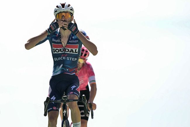 Valentin Paret-Peintre manda baci agli avversari dalla cima del Mont Ventoux (foto Loic Venance / AFP via Getty Images)