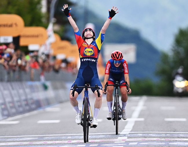 Anna Henderson si impone sul prestigioso traguardo del Passo dellAprica (Getty Images)