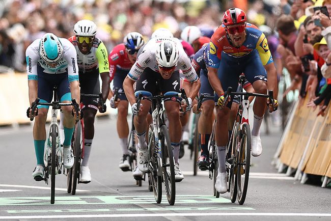 Il momento del colpo di reni decisivo di Tim Merlier (foto Anne-Christine Poujoulat /AFP via Getty Images)