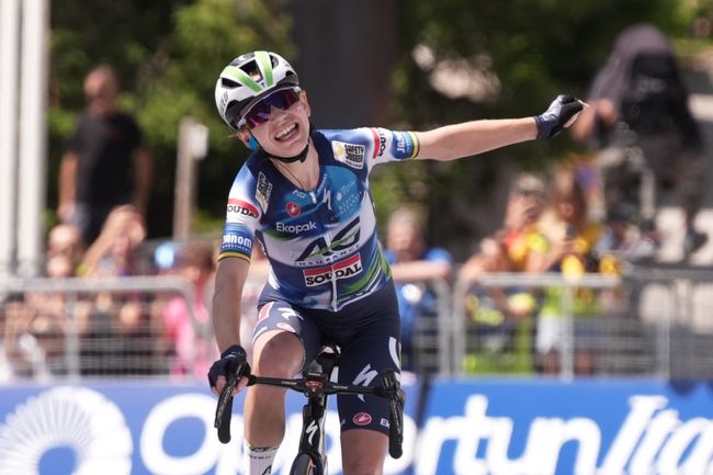 Sarah Gigante vince la prima delle due tappe di montagna del Giro dItalia Women (foto Massimo Paolone/LaPresse/Shutterstock)