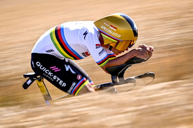 Evenepoel sfreccia tra le campagne di Caen (foto Shutterstock)