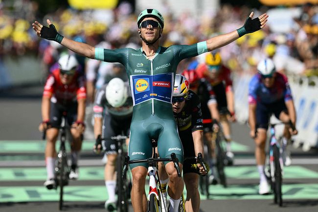 Jonathan Milan si impone a Laval interrompendo il digiuno di vittorie italiane al Tour de France (foto Marco Bertorello / AFP via Getty Images)