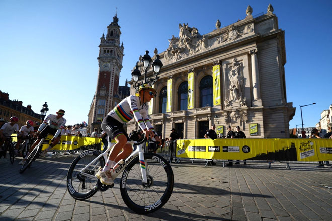 Tadej Pogacar sfila sulle strade di Lilla in occasione della presentazione delle squadre (foto Reuters)