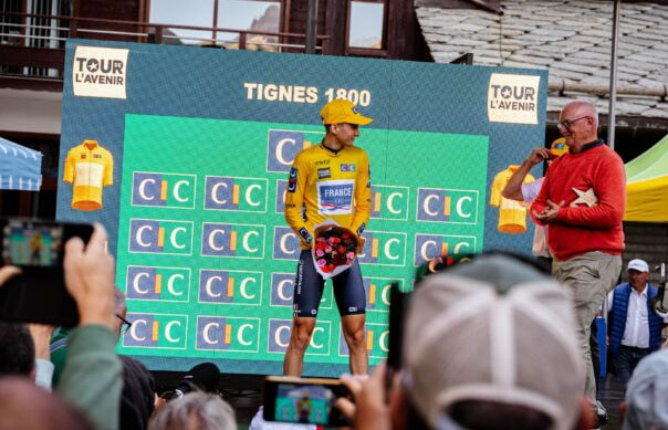 La premiazione di Seixas dopo la vittoria nel cronoprologo (tourdelavenir.com)