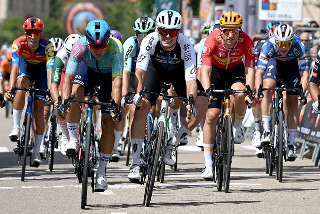 Moschetti, Malucelli e Molano piombano contemporaneamente sul traguardo di Buniel (foto Antonio Baixauli/Getty Images)