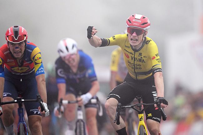 Nella nebbia di Limone Piemonte Vingegaard vince la seconda tappa della Vuelta (foto Dario Belingheri/Getty Images)