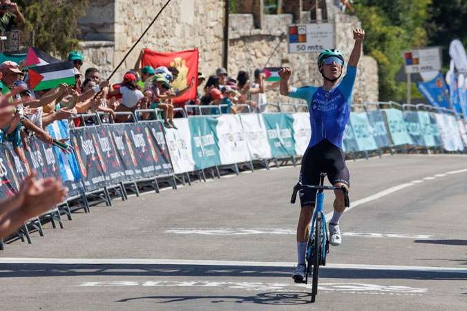 Bisiaux taglia in solitaria il traguardo di Valpuesta (foto EFE/Santi Otero)
