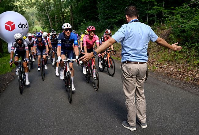 I corridori fermi in attesa della ripartenza della tappa (foto Luc Claessen/Getty Images)