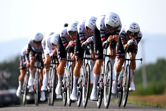La UAE lanciata verso la vittoria sul circuito di Figueres (foto Tim de Waele/Getty Images)