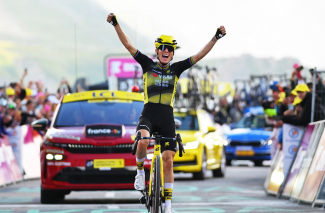 Braccia al cielo per Pauline Ferrand-Prévot ai quasi 2000 metri del Col de la Madeleine (foto Tim de Waele/Getty Images)