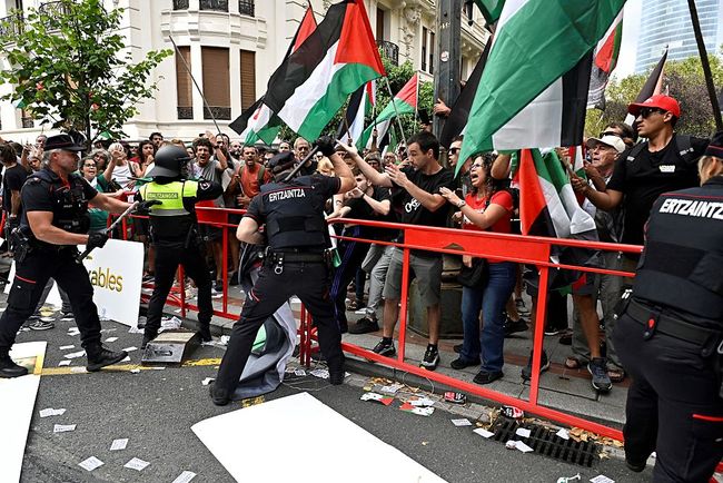 Le proteste dei manifestanti minacciano il regolare svolgimento dellundicesima tappa (foto Ander Gillinea / AFP via Getty Images)