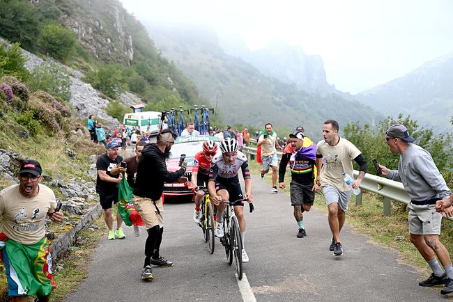 Almeida e Vingegaard fanno il vuoto sulla salita dellAngliru (foto Dario Belingheri/Getty Images)