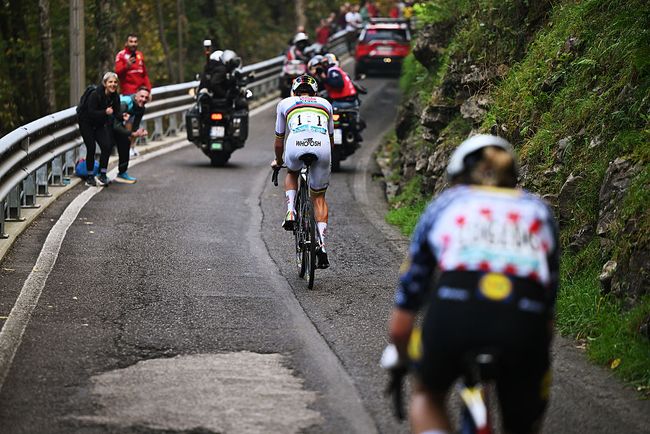 Il momento dellattacco di Pogacar sul Passo di Ganda (foto di Dario Belingheri/Getty Images)