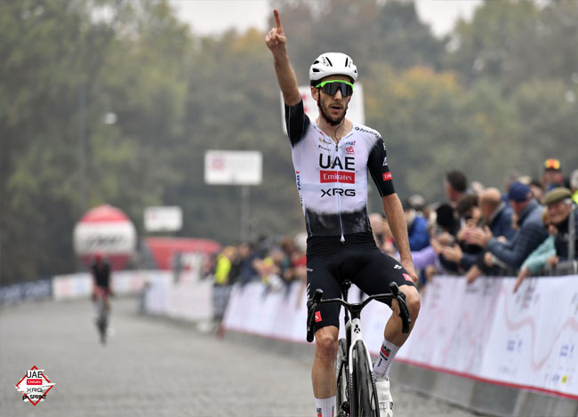 Adam Yates trionfa nella prima edizione del Trofeo Tessile & Moda (www.uaeteamemirates.com)