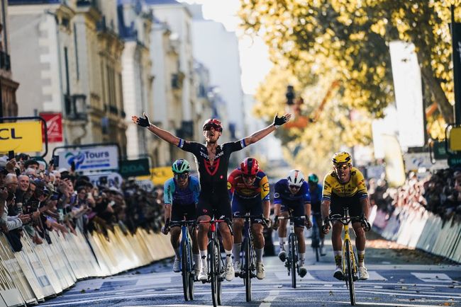 Matteo Trentin vince per la terza volta in carriera la Parigi-Tours (foto A.S.O. / Gaëtan Flamme)