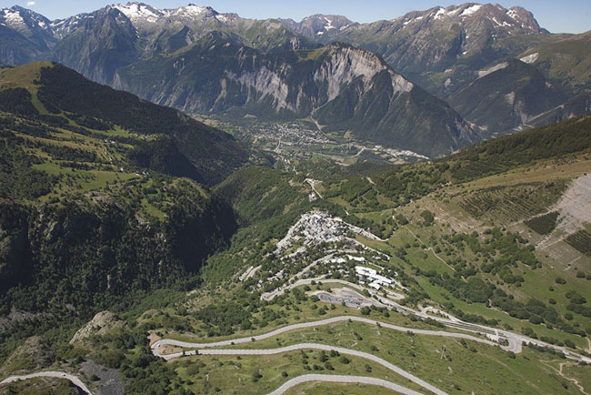 La mitica salita dellAlpe dHuez vista dallalto (www.detoursenfrance.fr)